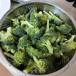 蒜香西兰花的做法步骤：2