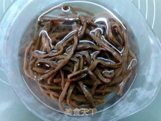 腌豇豆蒸牛肉的做法步骤：2