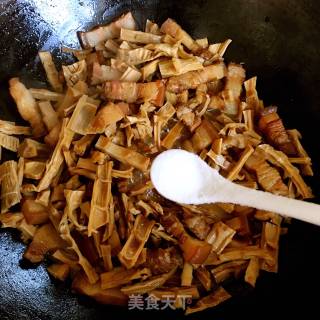 笋干焖肉的做法步骤：7
