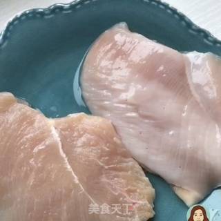干煎鸡胸肉的做法步骤：1