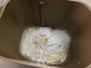 火腿培根薄底披萨的做法步骤：1