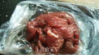 苦瓜炒牛肉的做法步骤：1