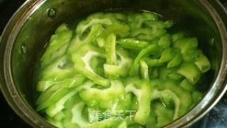 苦瓜炒牛肉的做法步骤：3