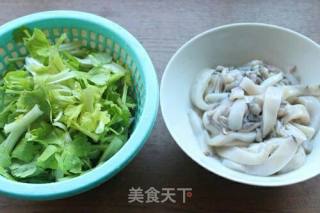 芹菜炒目鱼的做法步骤：1
