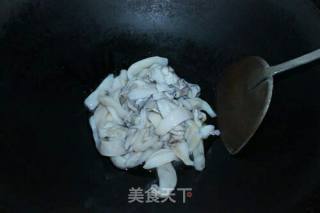 芹菜炒目鱼的做法步骤：2