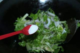 芹菜炒目鱼的做法步骤：4