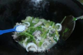 芹菜炒目鱼的做法步骤：5