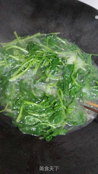 凉拌菠菜的做法步骤：1