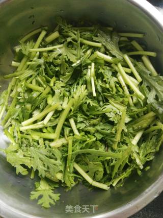 清炒茼蒿????的做法步骤：1