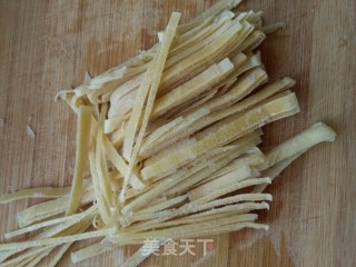 千张金针菇煮鸡蛋的做法步骤：1