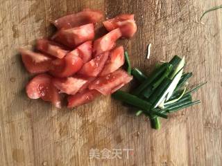 西红柿鸡蛋挂面汤的做法步骤：2