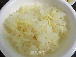 银耳煮菠萝的做法步骤：3