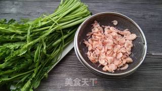 茼蒿炒磷虾的做法步骤：1