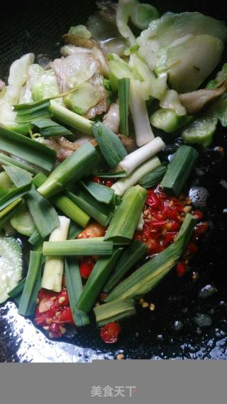 回锅肉炒儿菜的做法步骤：6