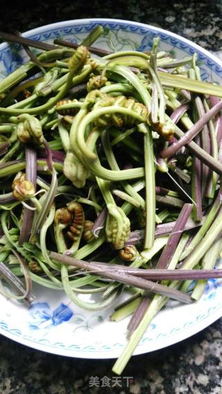 辣椒炒蕨菜的做法步骤：3