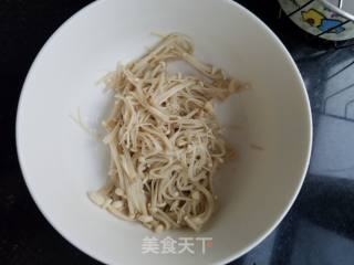 “凉拌菜”黄瓜拌金针菇的做法步骤：1