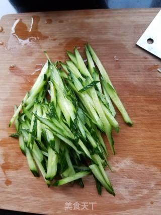 “凉拌菜”黄瓜拌金针菇的做法步骤：2