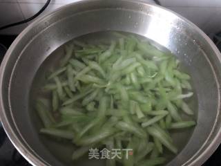 凉拌西芹的做法步骤：1