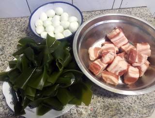 红烧肉炖海带鹌鹑蛋的做法步骤：1