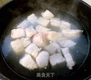 红烧肉炖海带鹌鹑蛋的做法步骤：2