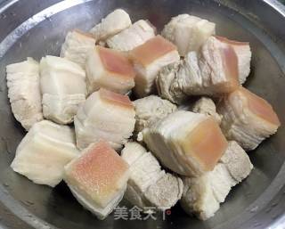 红烧肉炖海带鹌鹑蛋的做法步骤：3
