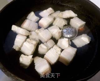 红烧肉炖海带鹌鹑蛋的做法步骤：5