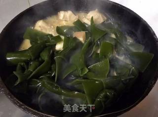 红烧肉炖海带鹌鹑蛋的做法步骤：7