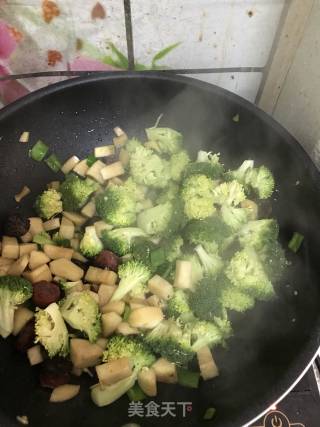 杏鲍菇炒西兰花的做法步骤：5