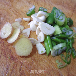 蒜苔烧鱼籽的做法步骤：3