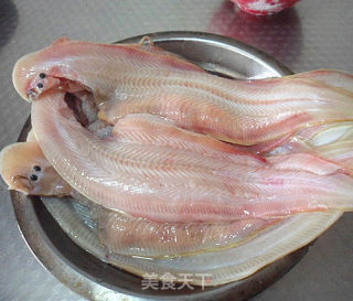 熬鳎目鱼贴饼子的做法步骤：2
