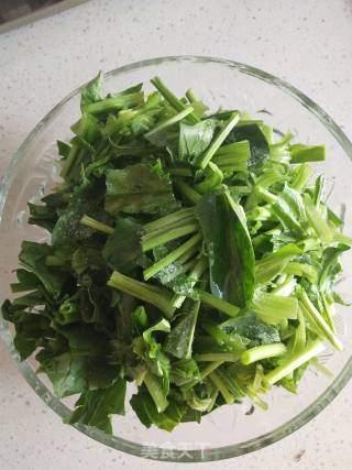 蒸菠菜，减肥的佳品噢的做法步骤：1