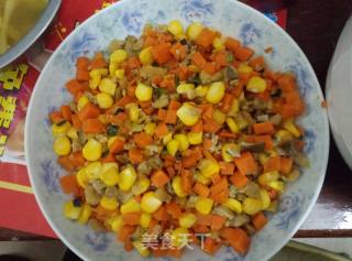 胡萝卜炒玉米肉末的做法步骤：2