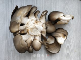 白菜炒平菇的做法步骤：1