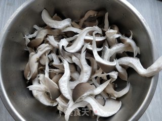 白菜炒平菇的做法步骤：2