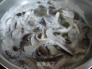 白菜炒平菇的做法步骤：3