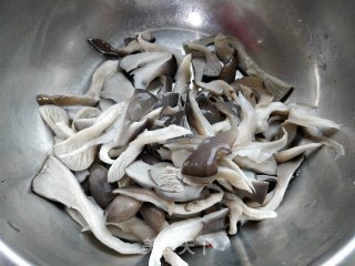 白菜炒平菇的做法步骤：4