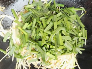 韭菜炒银芽的做法步骤：7