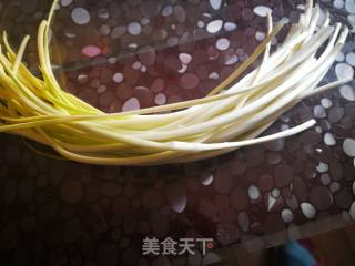 鹅蛋蒜黄饼的做法步骤：1