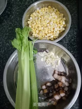 玉米芹菜炒腊肉的做法步骤：1