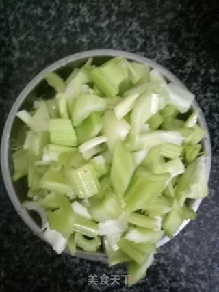 玉米芹菜炒腊肉的做法步骤：2