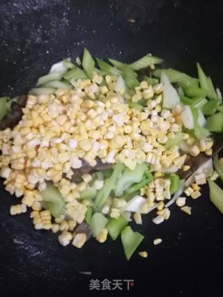 玉米芹菜炒腊肉的做法步骤：5