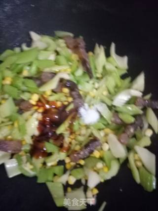 玉米芹菜炒腊肉的做法步骤：6