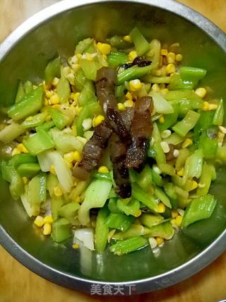 玉米芹菜炒腊肉的做法步骤：7