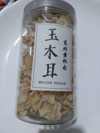 玉耳沾芥末的做法步骤：1