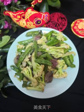 荷兰豆花菜炒香肠的做法步骤：5