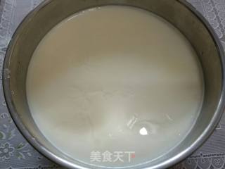 自制草莓奶昔的做法步骤：1