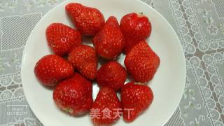 自制草莓奶昔的做法步骤：2