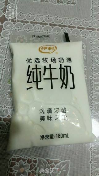 自制草莓奶昔的做法步骤：3