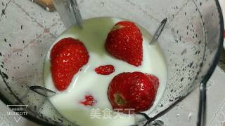 自制草莓奶昔的做法步骤：4