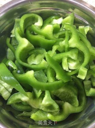 青椒炒土豆片的做法步骤：2